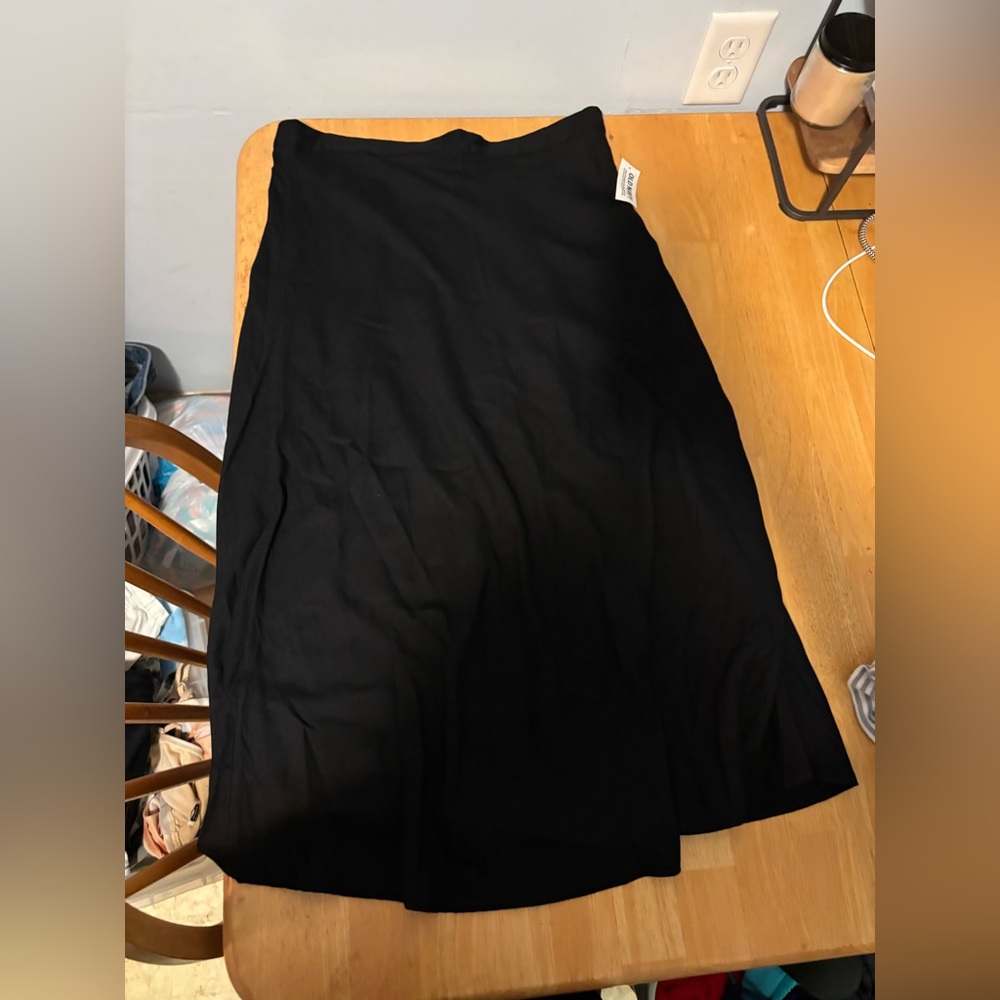 Size M women’s New still with tags Old Navy Classic Black Midi Skirt